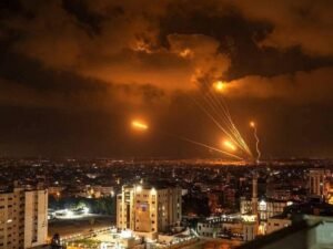 إسرائيل وإيران يتبادلان القصف